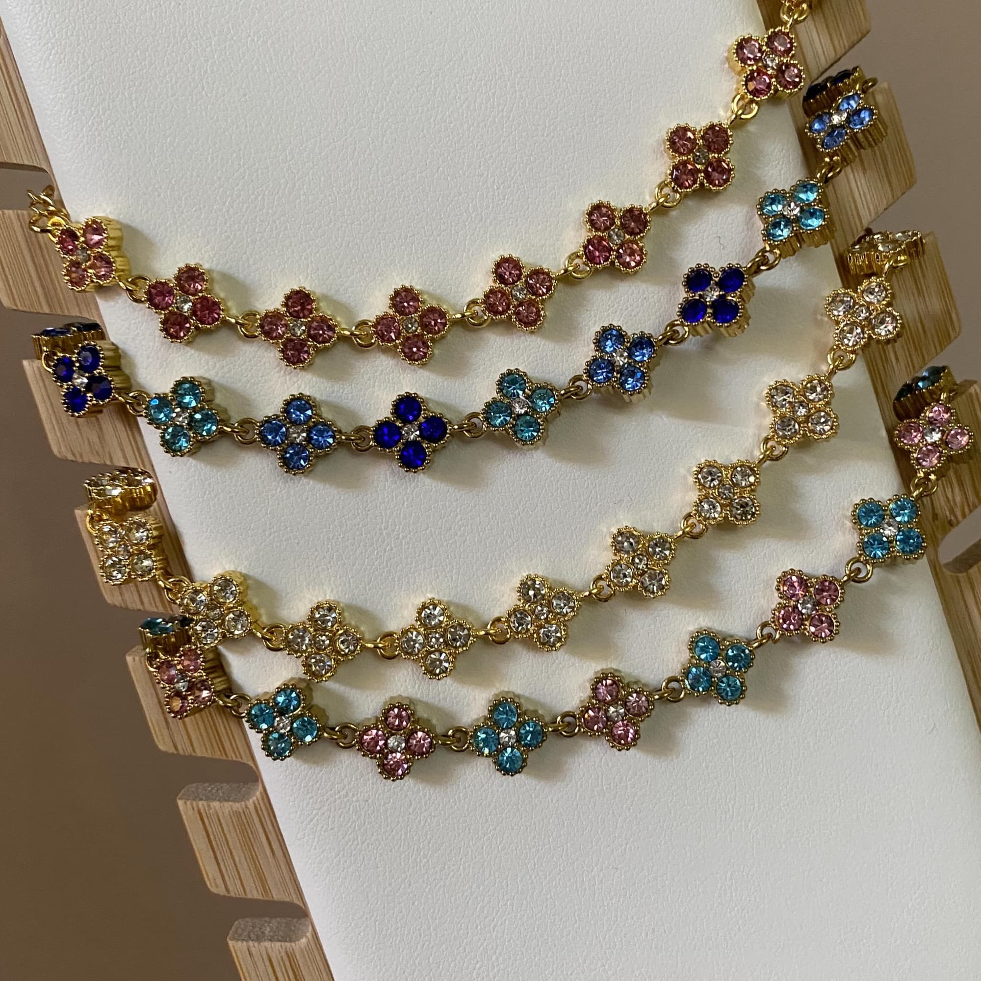Gourmettes Trèfle serties de cristaux roses, bleus, turquoise et blancs